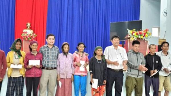 Ban Thường vụ Đảng ủy xã Ba Tô đi thăm và nắm tình hình, đời sống của Nhân dân thôn Vả Lế