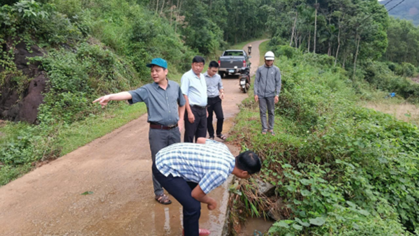 Lãnh đạo xã Ba Tô đi kiểm tra, đánh giá nguy cơ sạt lở và ảnh hưởng trước bão Kalmaegi tại địa bàn xã Ba Lế, Ba Nam (cũ)